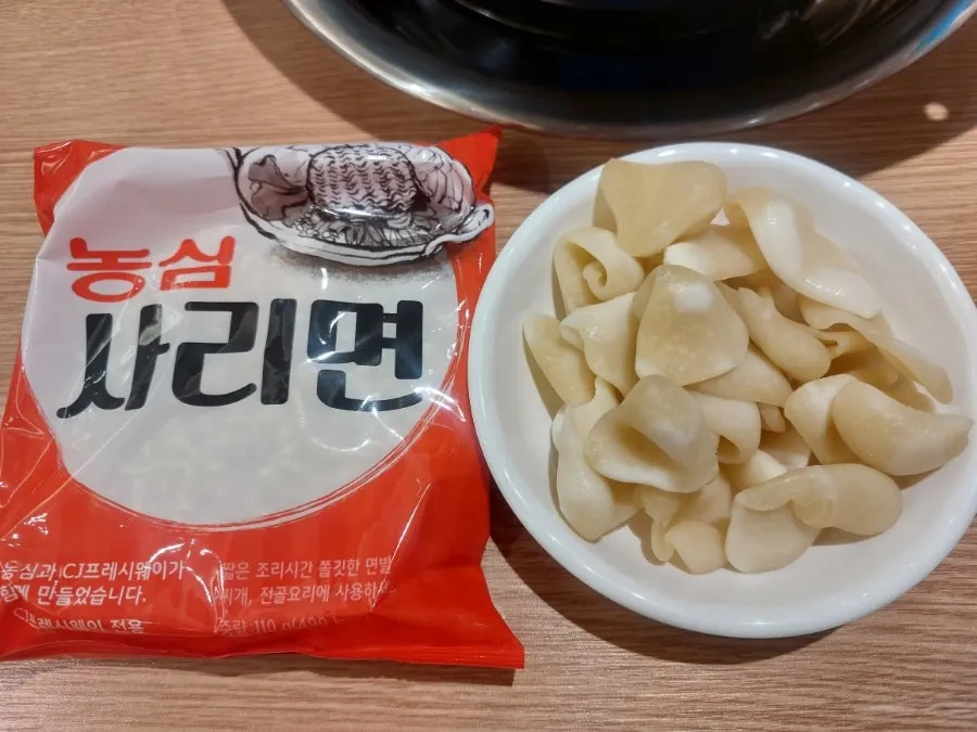 ヌリカムジャタンのキムチとスープ