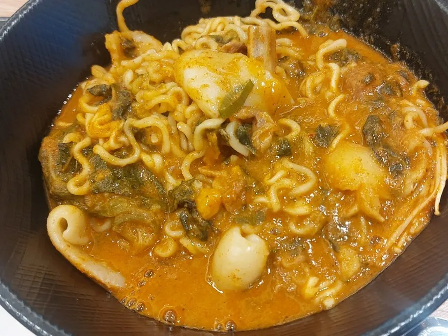 残ったカムジャタンを取り分けた器