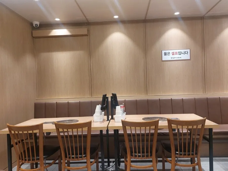 清潔なカムジャタン店のテーブルとバーナー