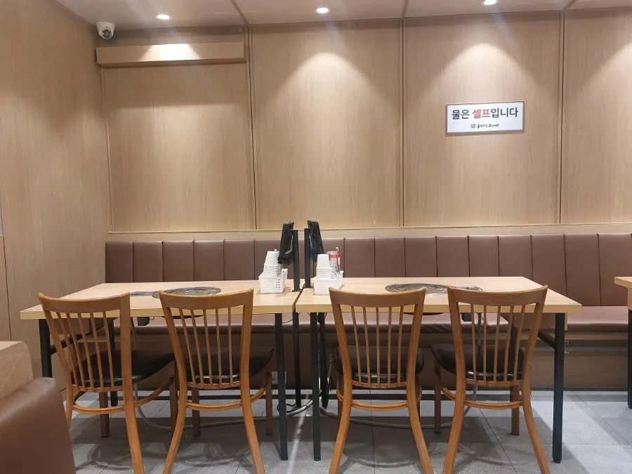 ゆとりある間隔の店内座席