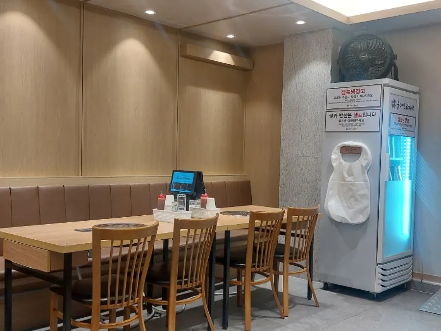 快適な椅子が置かれた店内座席