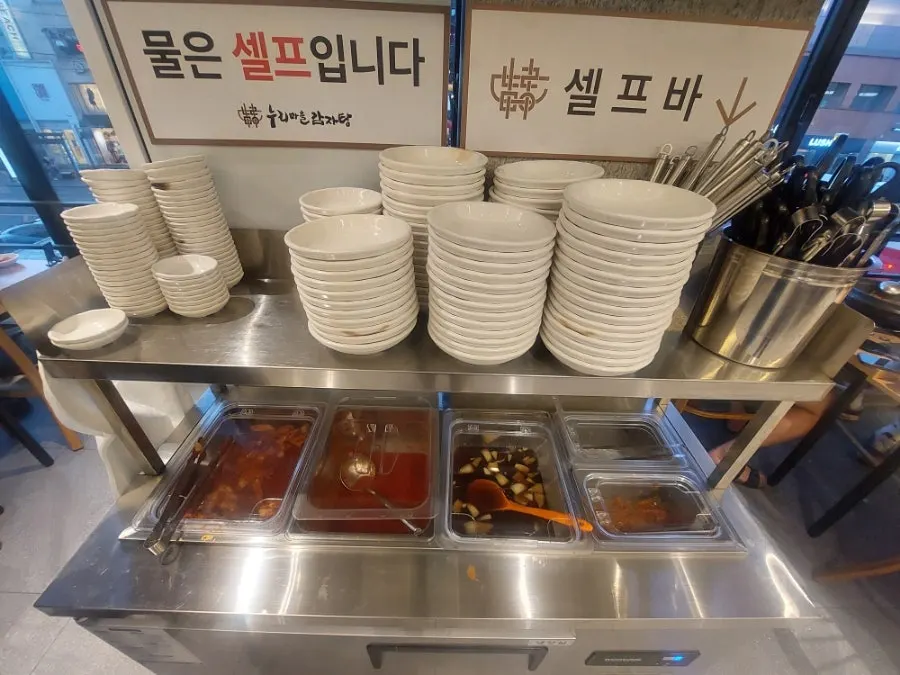 カムジャタン店の広々としたテーブル配置