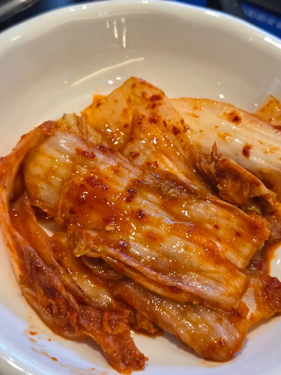 Kimchi and kkakdugi served with the gamjatang