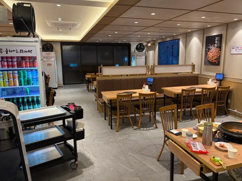 Interior space at Nuri Maeul Gamjatang Itaewon Branch