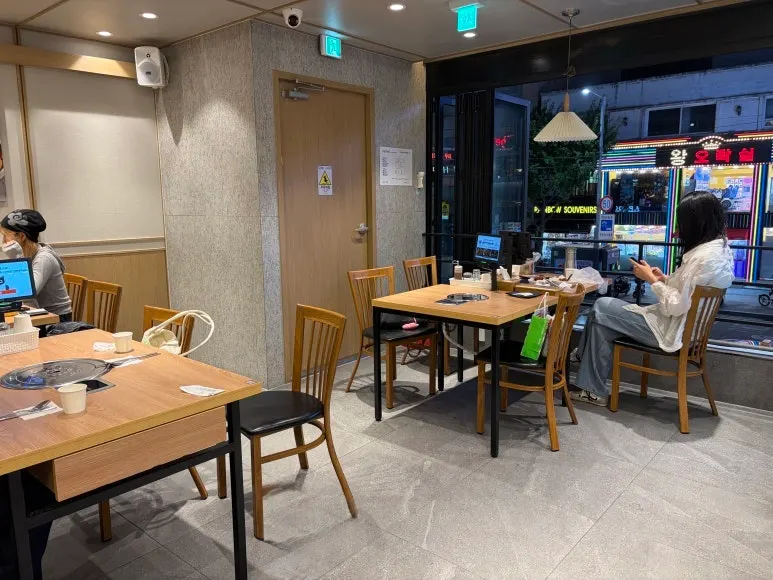 24-hour restaurant information near Itaewon Station