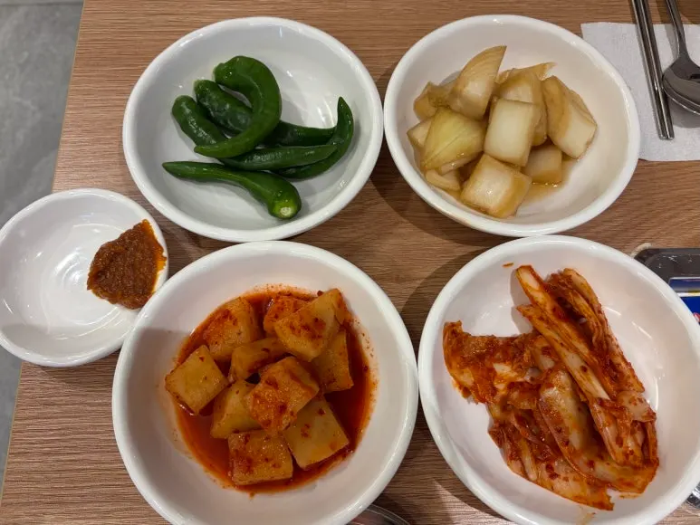 Varied meal options including galbitang and naengmyeon