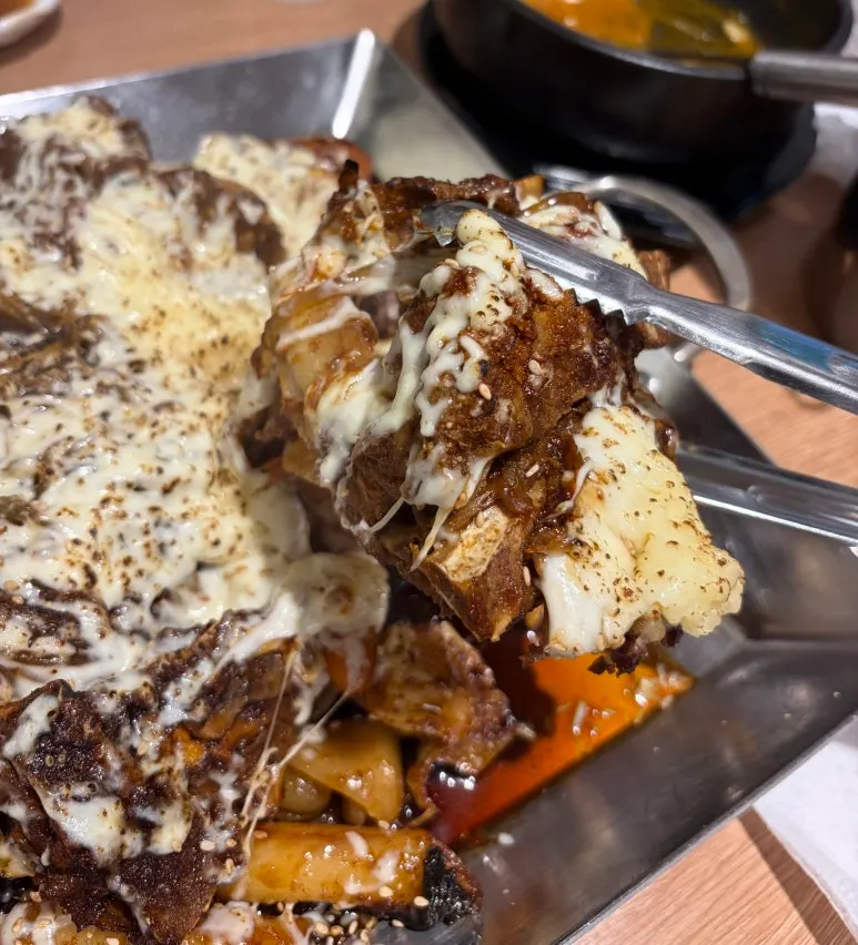 Generous soy sauce braised pork bones ordered by two women