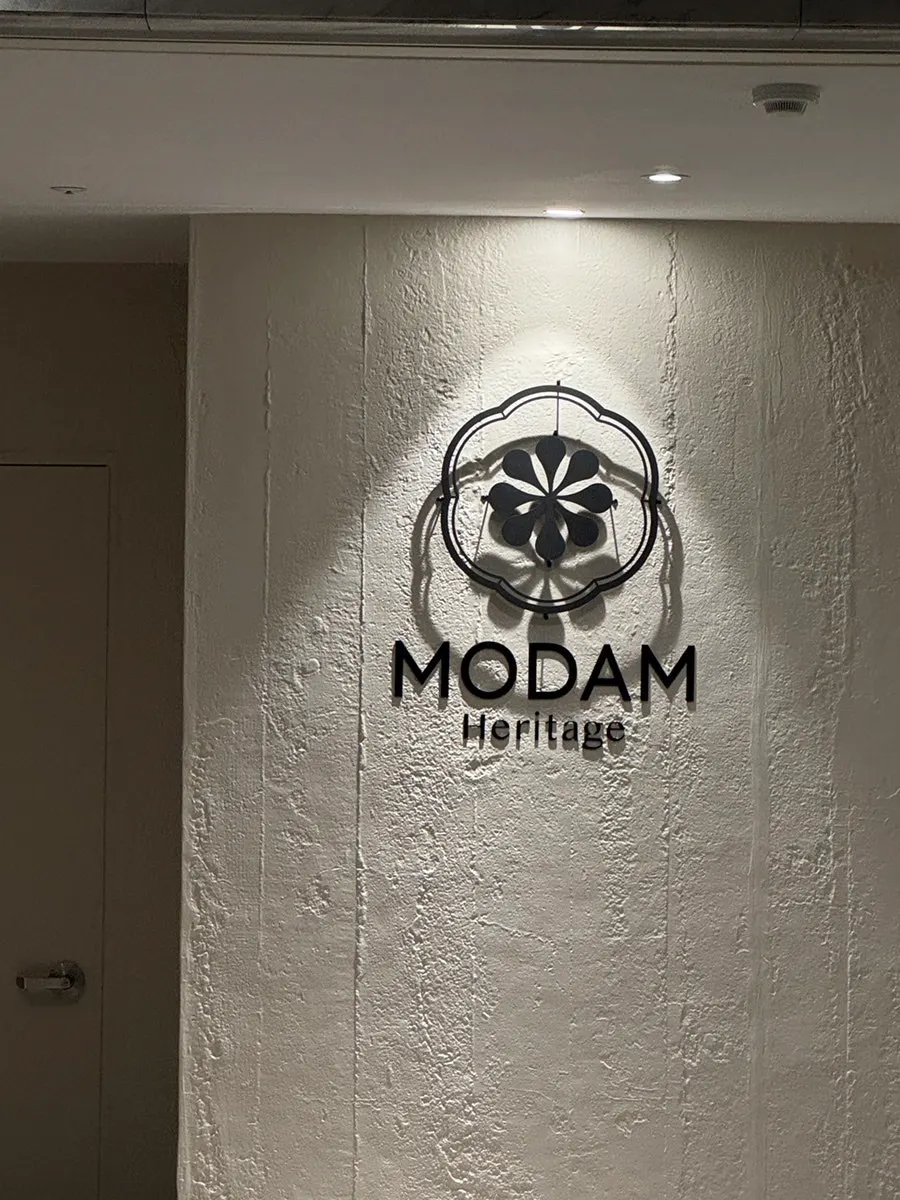 Modam Itaewonのホール席と落ち着いた店内の雰囲気