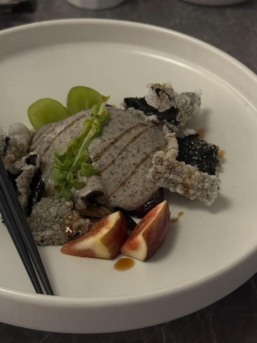 刻み野菜とソースを添えたお刺身の前菜料理