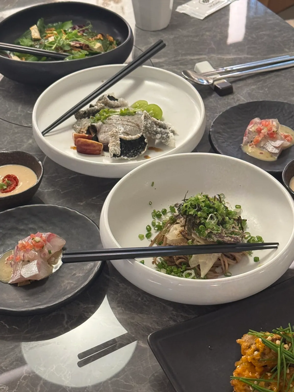 Modam Itaewonの韓定食コース前菜の食卓