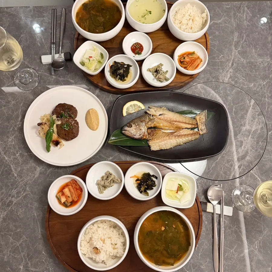 모담 이태원점 떡갈비정식과 보리굴비정식 세팅