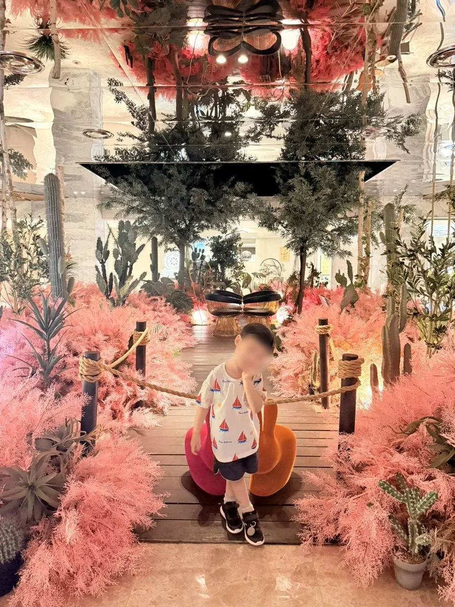 호텔 로비에서 사진 찍는 아이