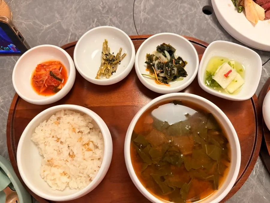 한우정식에 나온 국과 반찬들