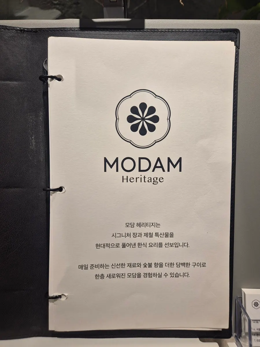 단체 모임용 화이트톤 테이블 공간