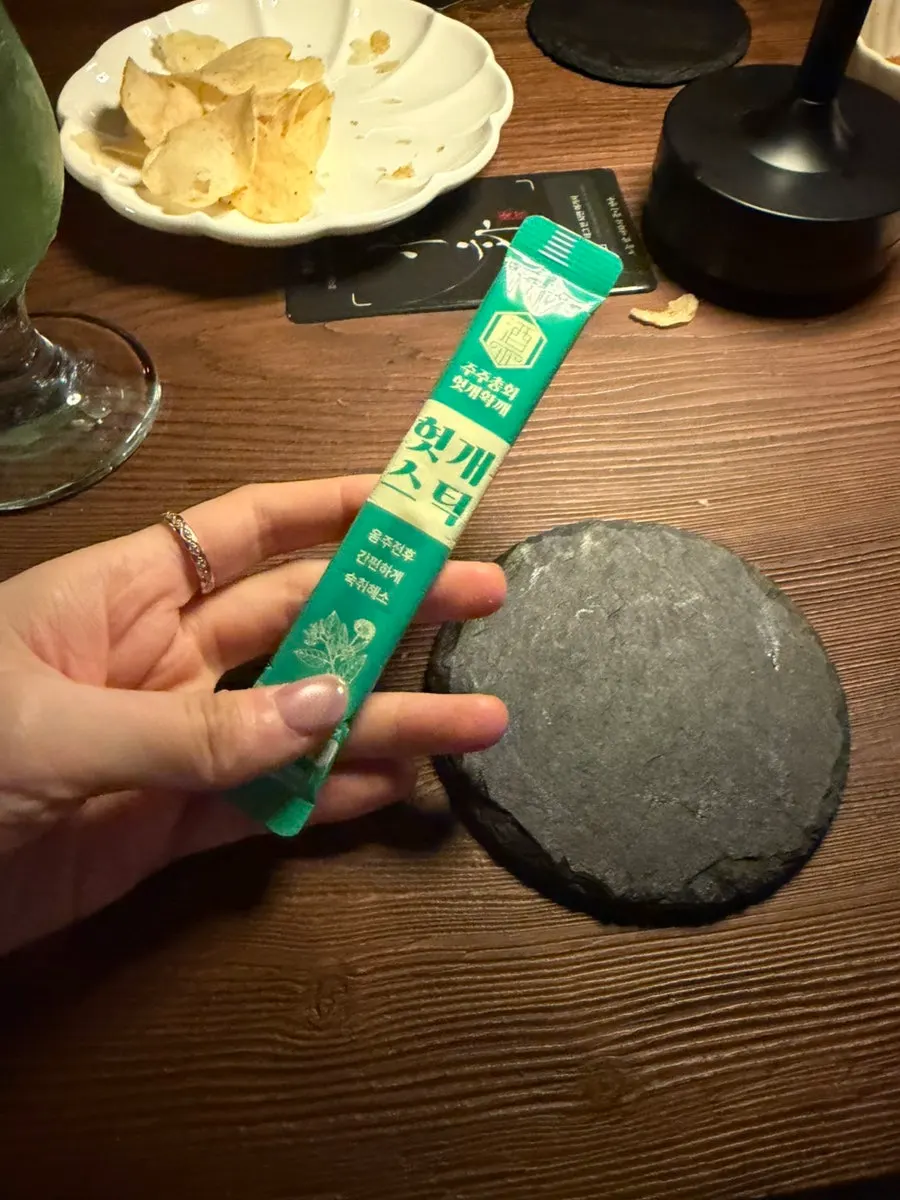 A hutgae stick placed at each seat