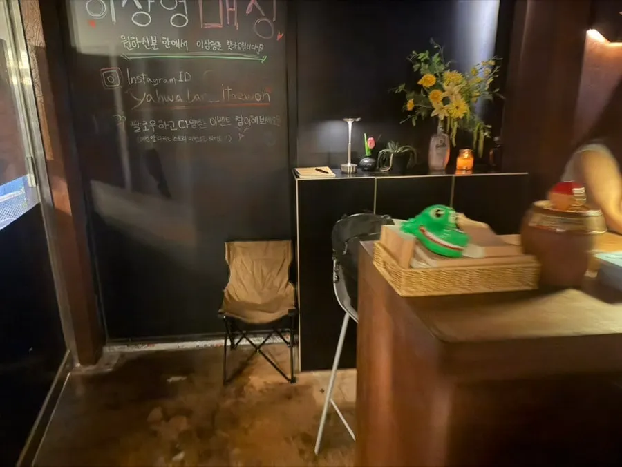 Overview of the bar tables, ideal for a solo drink
