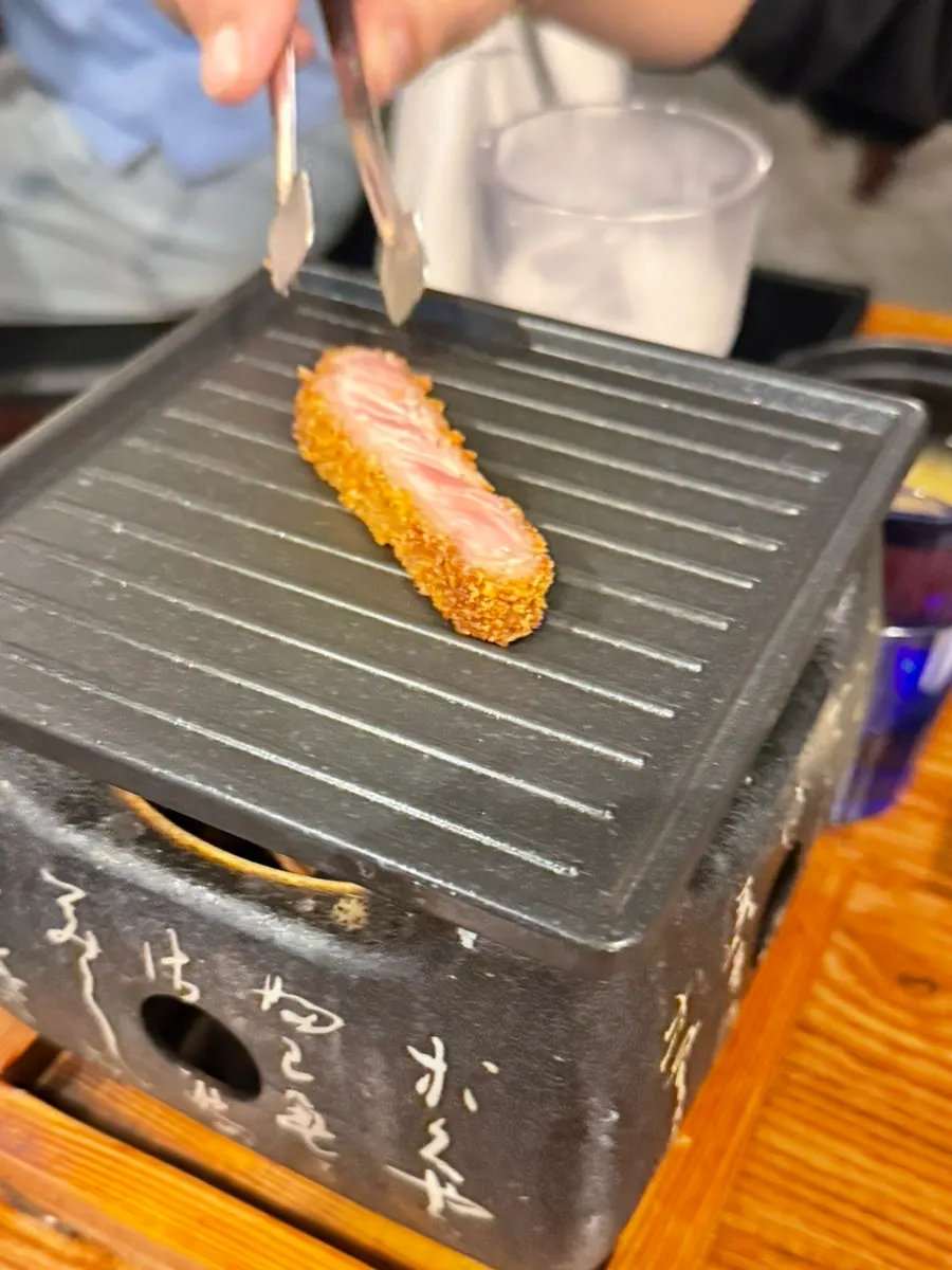 Table setting with an individual mini grill