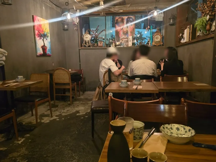 여유로운 간격의 쿠로이야 테이블석