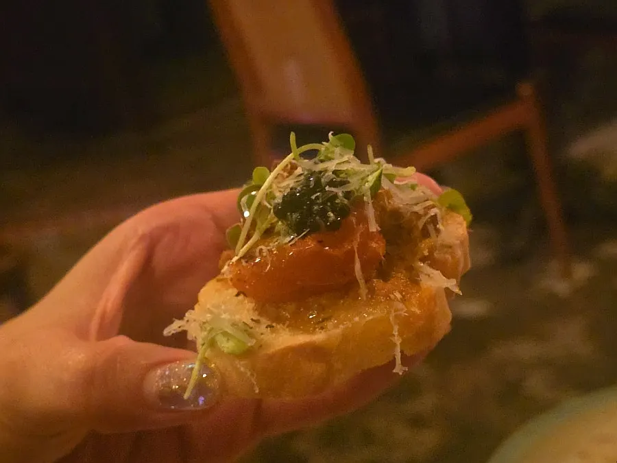 맥주와 함께 놓인 안키모 한 점
