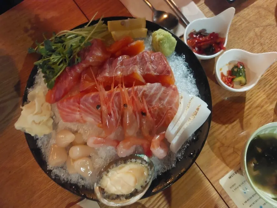 고추냉이와 간장을 곁들인 연어회