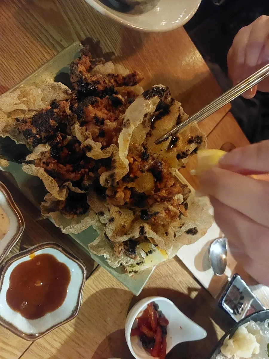 가라아게를 소스에 찍는 모습