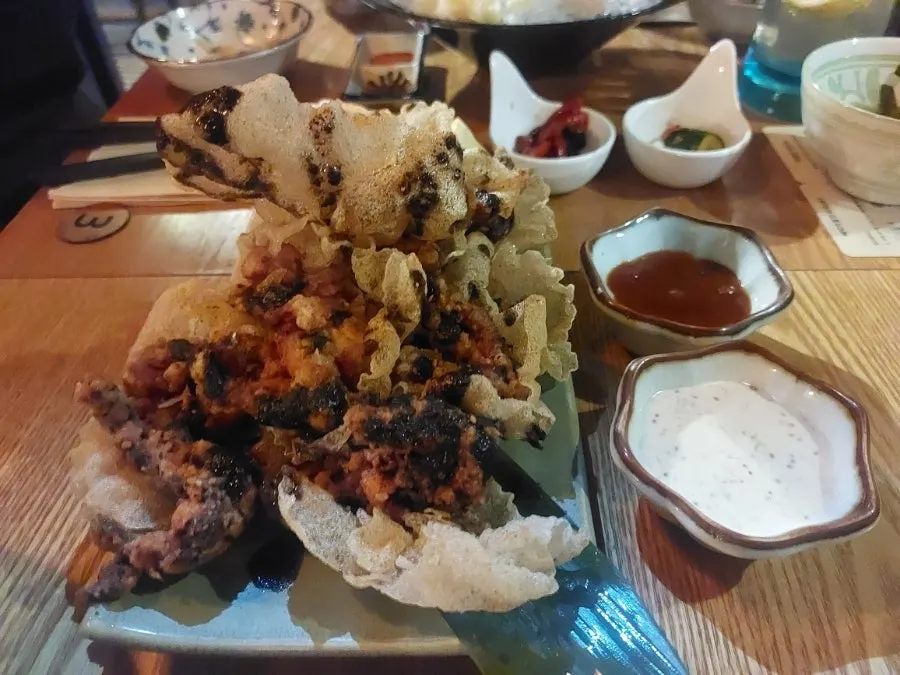 홍게 라면 국물과 면 클로즈업