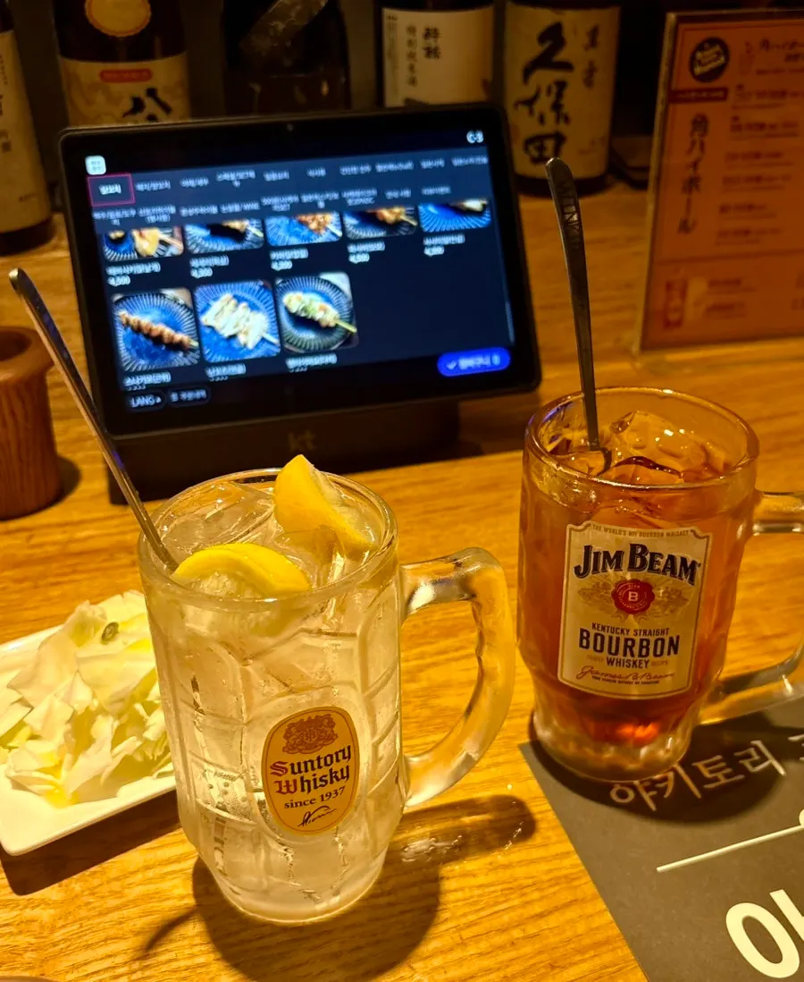 Two glasses of lemon sour and oolong sour