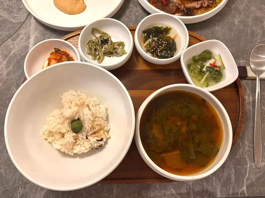 반찬과 국이 함께 나온 식사 상차림