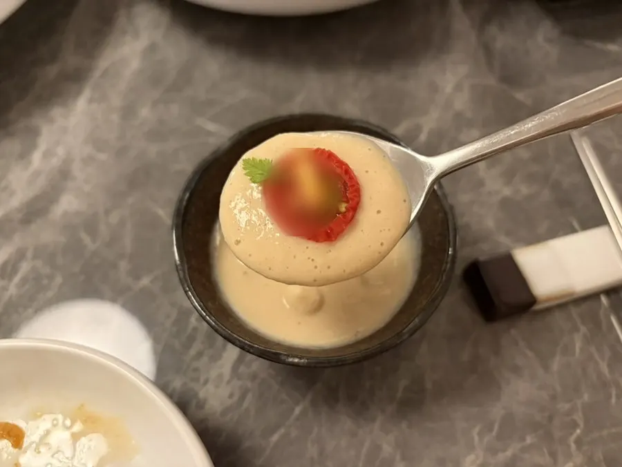 방울토마토와 처빌을 올린 계절 콩죽