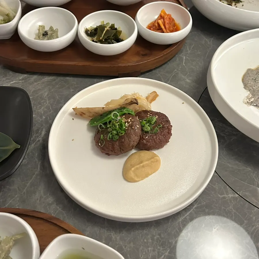 떡갈비와 더덕구이 정식 상차림