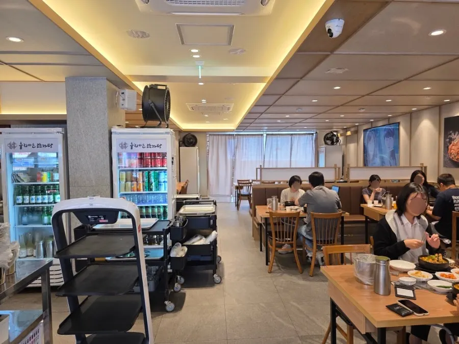 Neatly arranged dining hall of Nuri Maeul Gamjatang Itaewon Branch