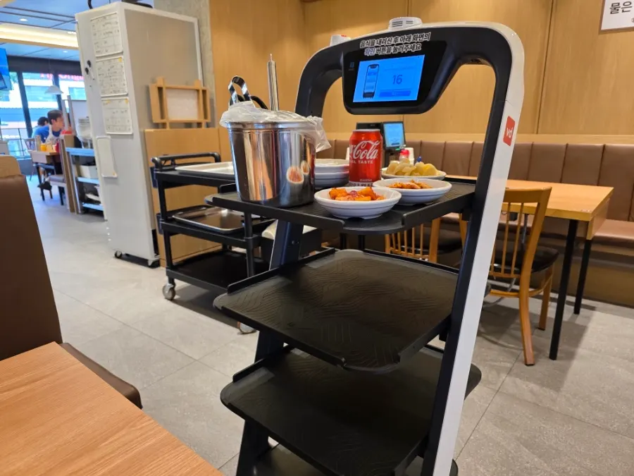 Side dishes delivered by a serving robot