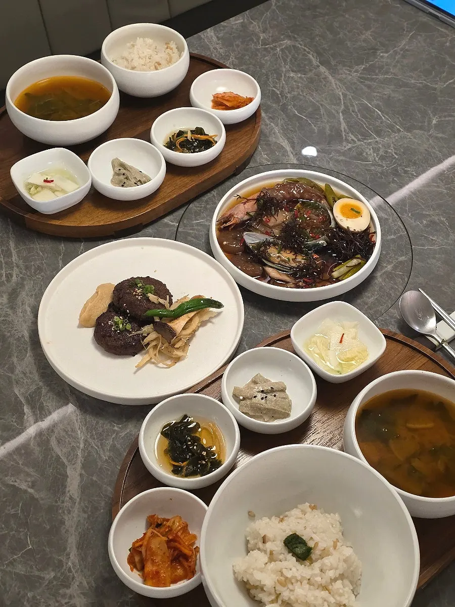 몬드리안 호텔 1층 모담 이태원점 세로 사진