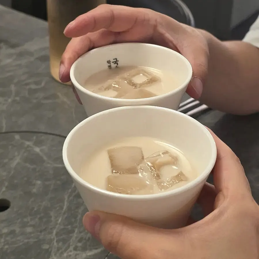 얼음과 함께 나온 우곡생주 막걸리