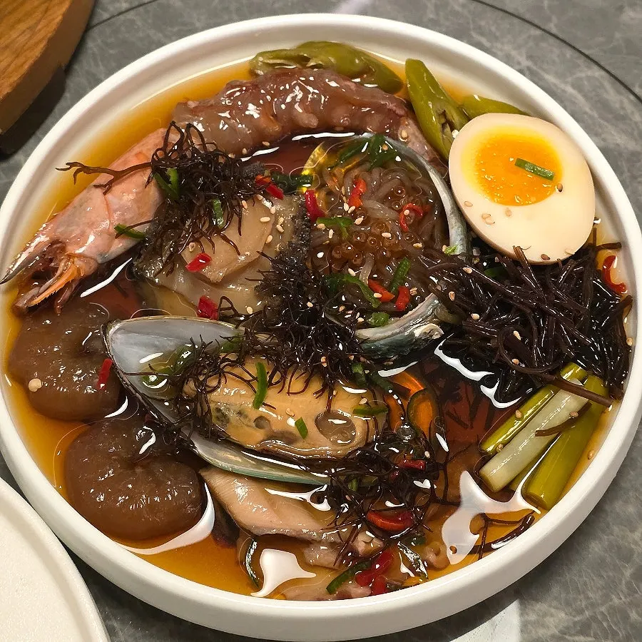 밥과 국, 반찬이 차려진 메인 한상차림