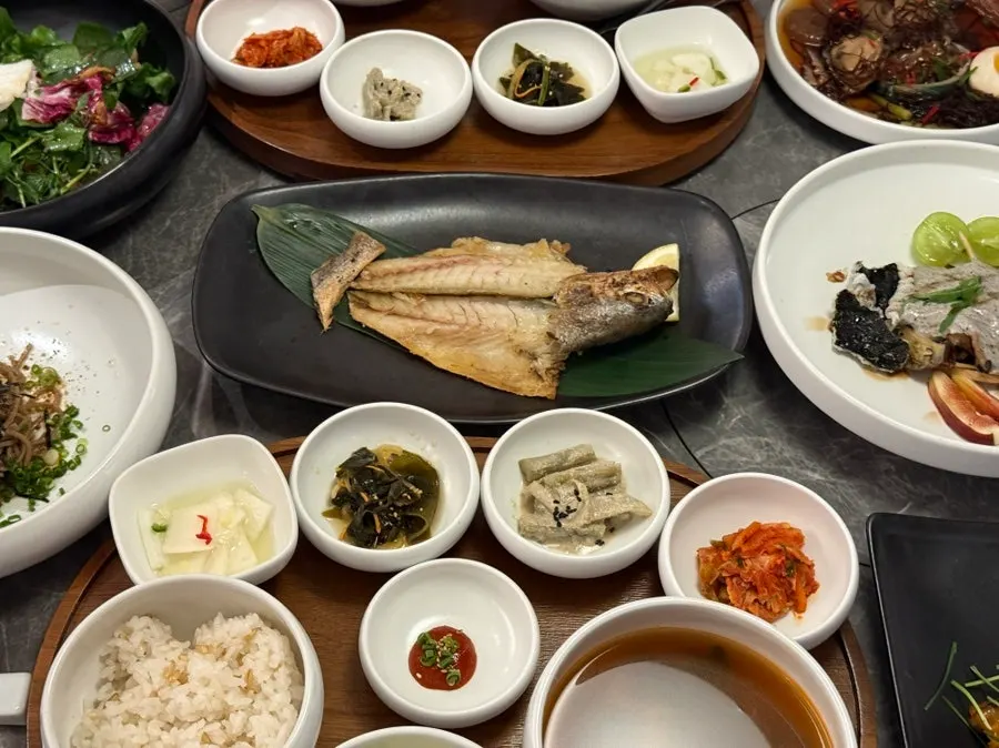 코스처럼 차려진 전채 접시들