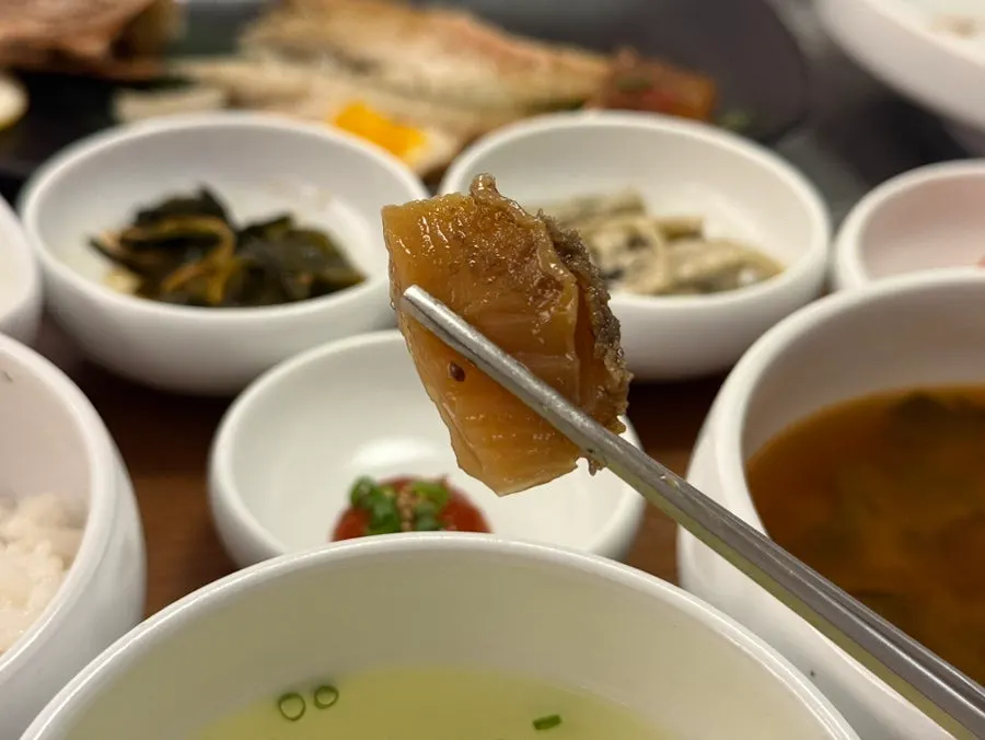 밥 위에 올린 해물장 한 점