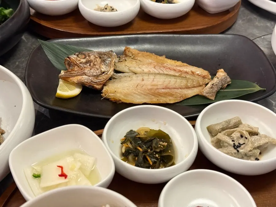 모담 이태원점 세련된 식사 공간