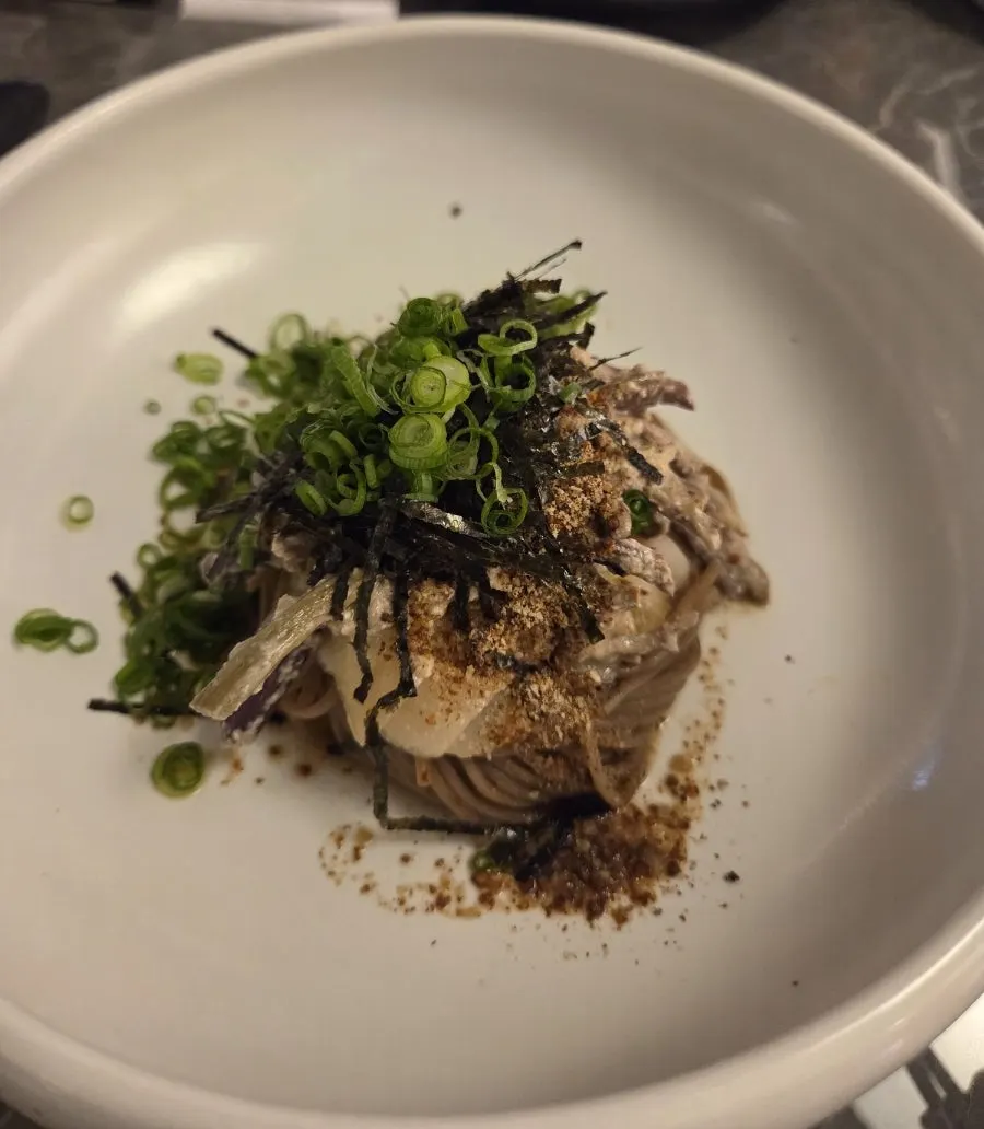 Fruta de temporada y verduras asadas con aliño de sésamo negro