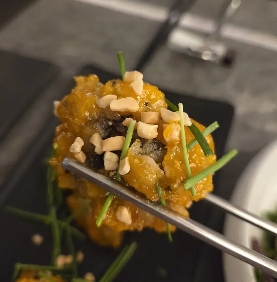 Entrante de fideos de trigo sarraceno con helecho y aceite de perilla