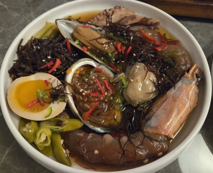 Mesa servida con los platos principales hanjeongsik