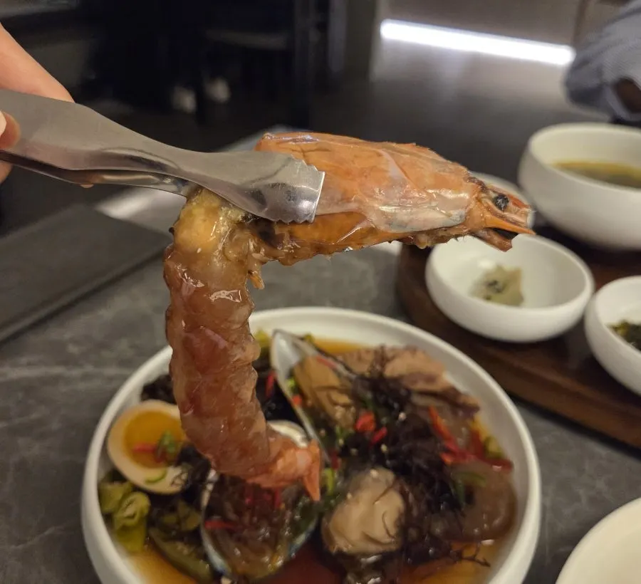 Marisco marinado variado con abulón, mejillones, pulpo y gambas