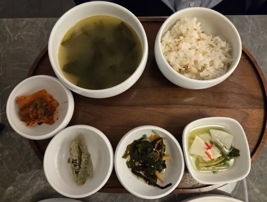 Menú de deodeok a la parrilla y tteokgalbi al carbón