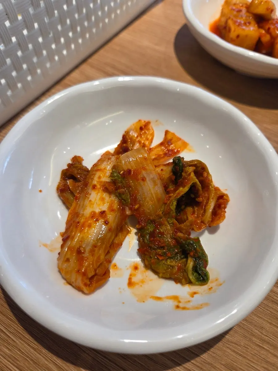 감자탕과 곁들인 겉절이 반찬