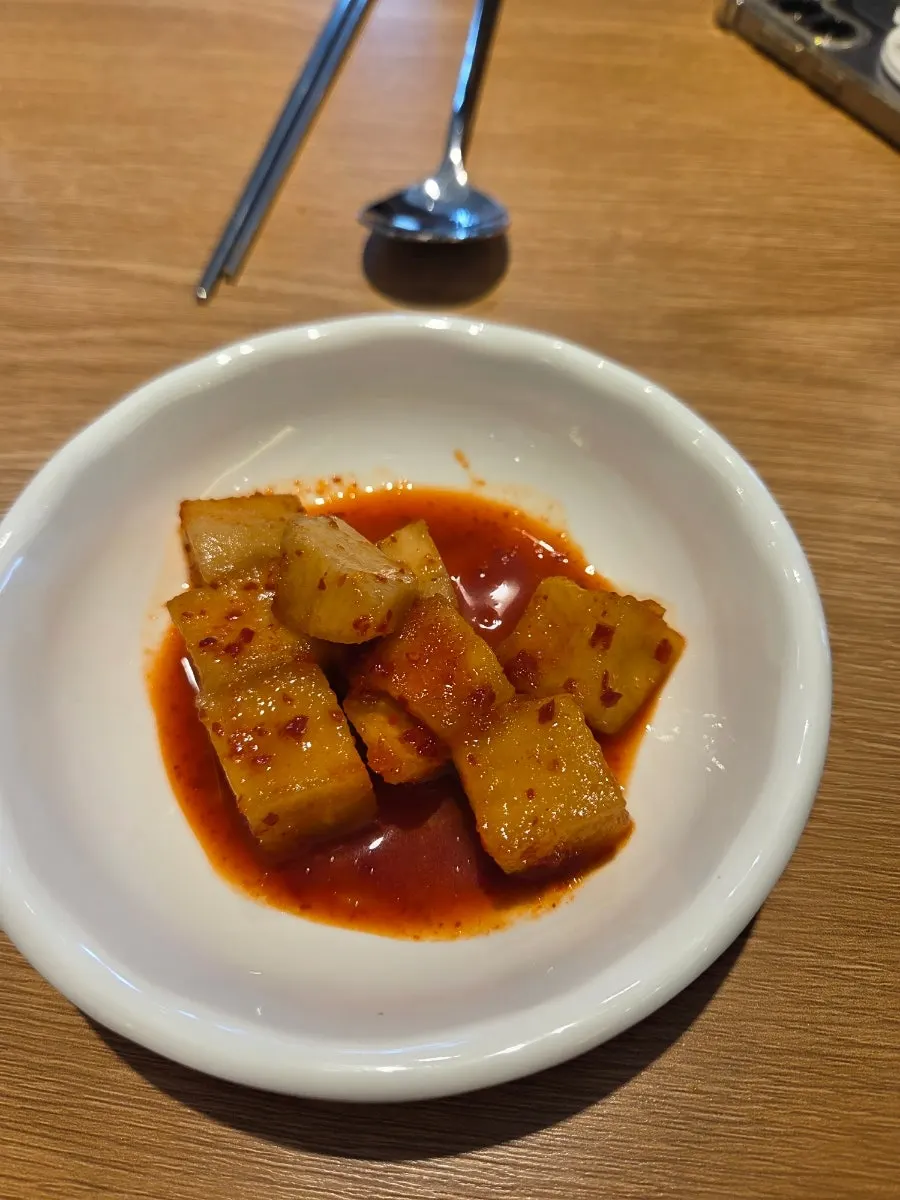 감자탕에 넣은 잘라낸 매운 고추