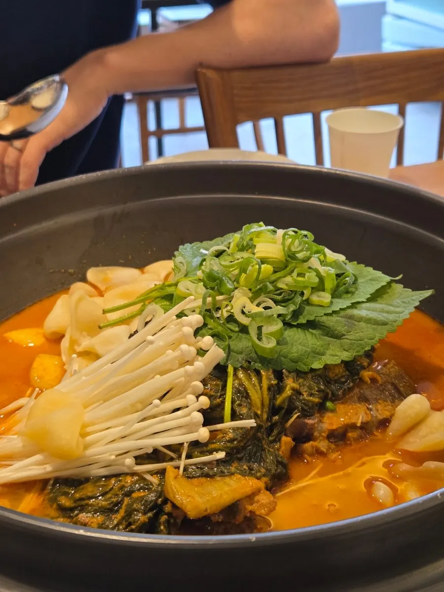 깻잎과 대파를 넣은 감자탕