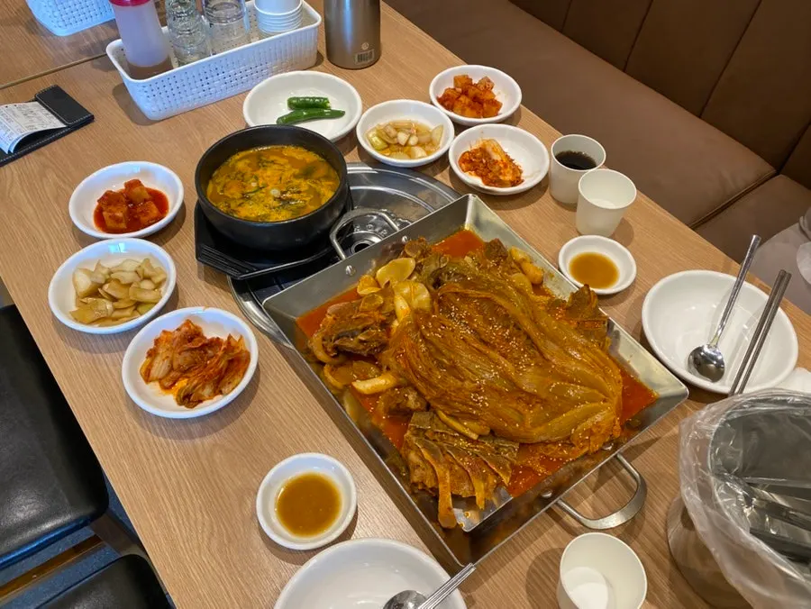 고기 찍어 먹는 뼈찜 소스 접시