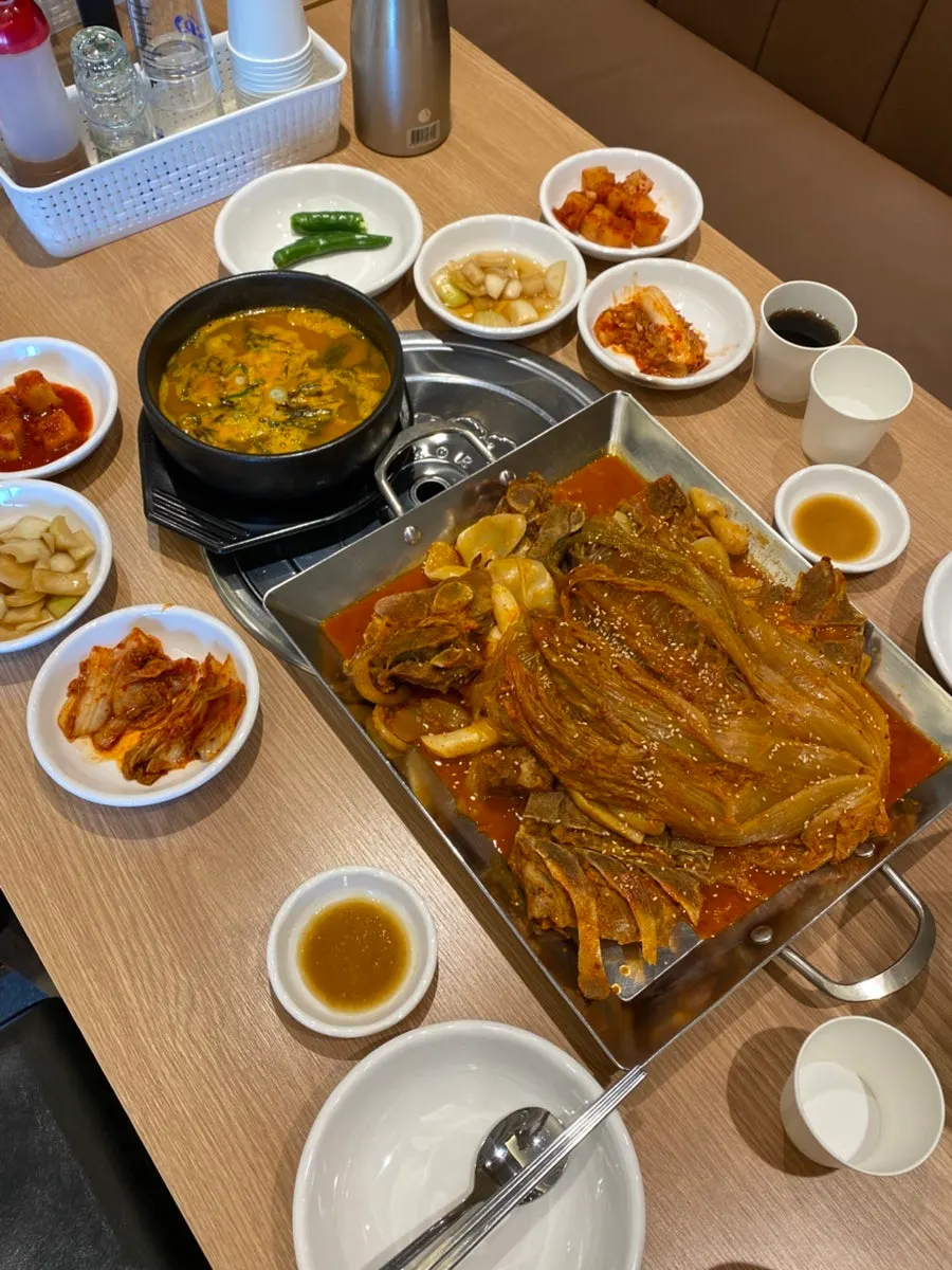 서비스로 나온 해장국 국물
