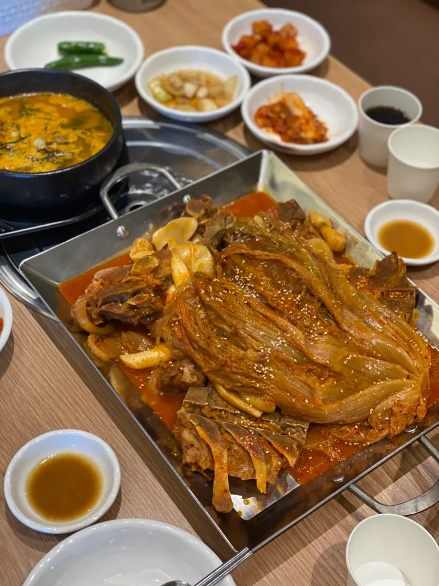 묵은지를 통으로 올린 묵은지뼈찜 소