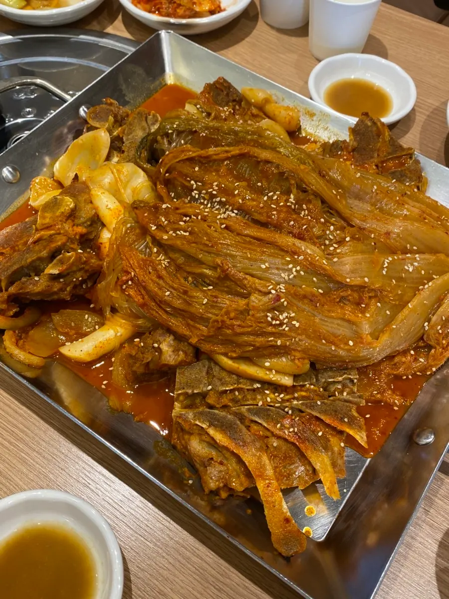 푸짐하게 담긴 묵은지뼈찜 한 냄비